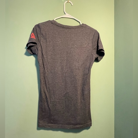 Reebok ladies gray T-shirt featuring red flag, size S - Picture 4 of 6